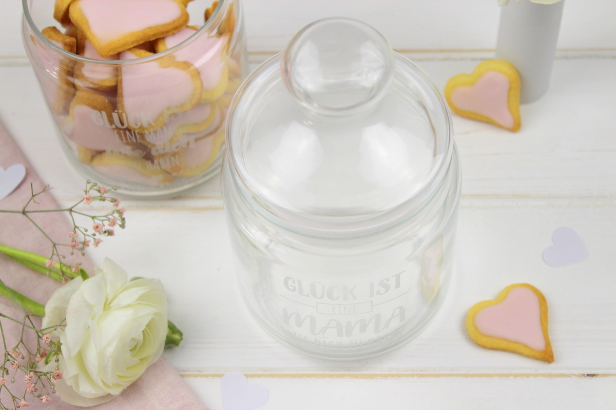 Selbstgemachte Herzkekse mit rosa Zuckerguss - Rezept