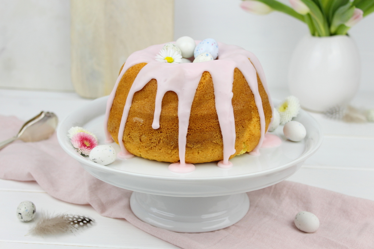 super leckeres Vanille-Gugelhupf Rezept mit rosa Zuckerguss und Ostereiern