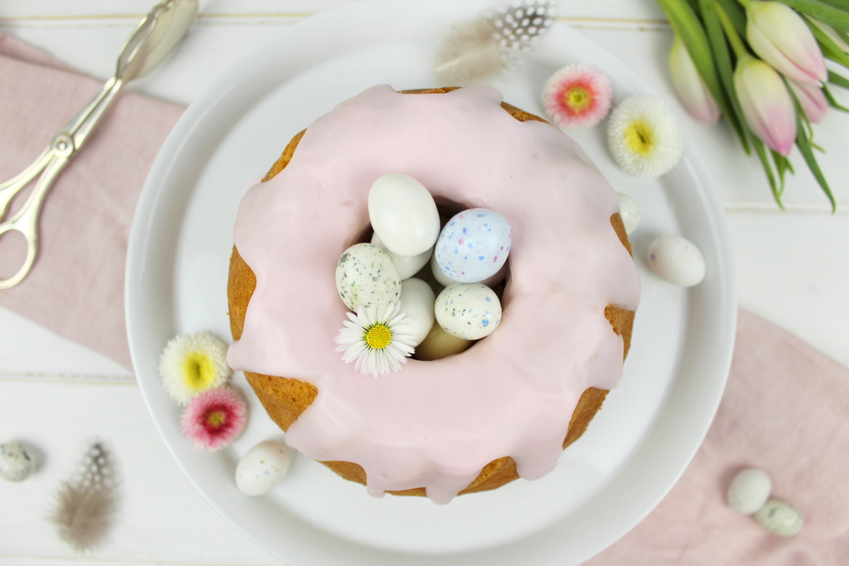super leckeres Vanille-Gugelhupf Rezept mit rosa Zuckerguss und Ostereiern