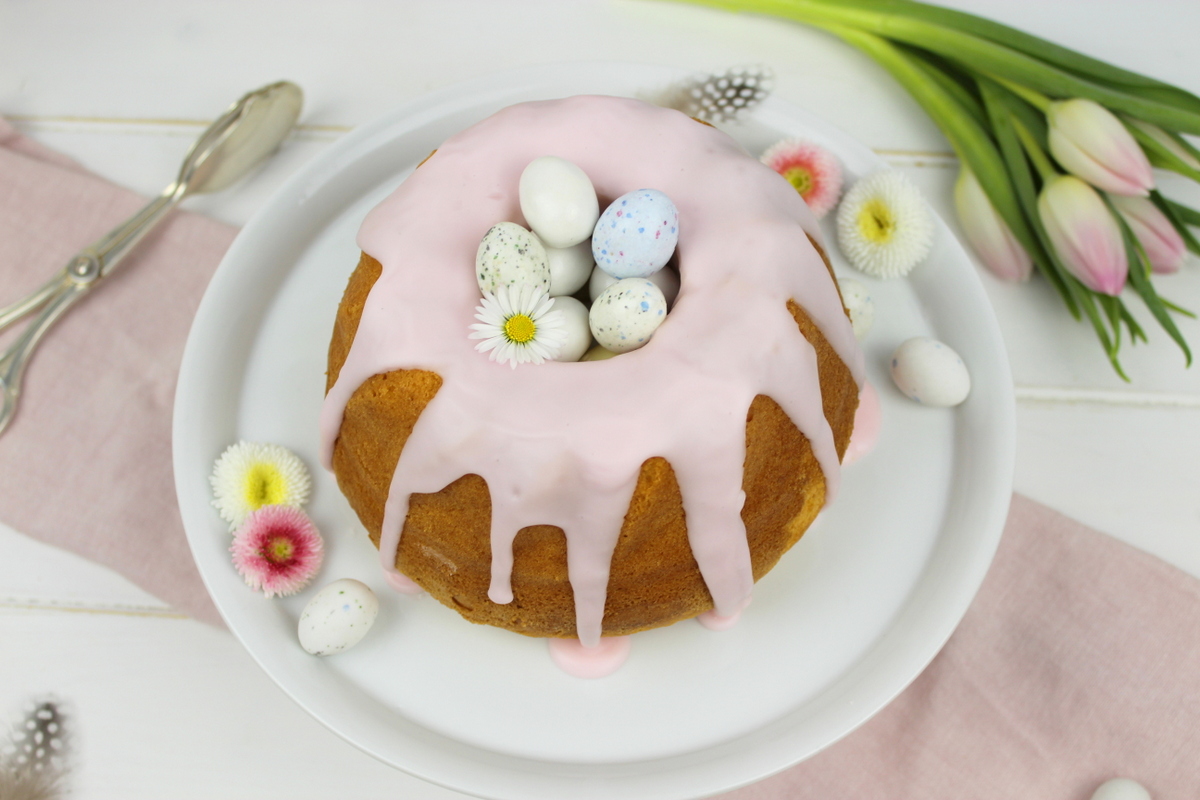 super leckeres Vanille-Gugelhupf Rezept mit rosa Zuckerguss und Ostereiern