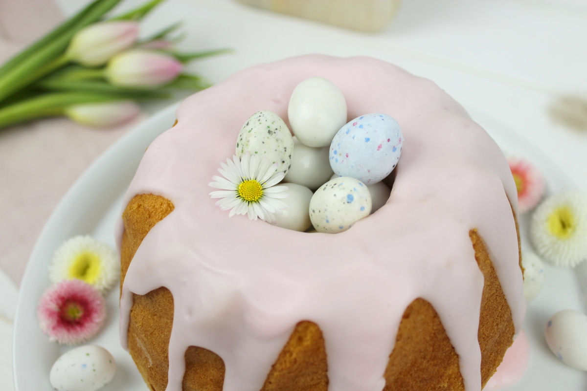 super leckeres Vanille-Gugelhupf Rezept mit rosa Zuckerguss und Ostereiern
