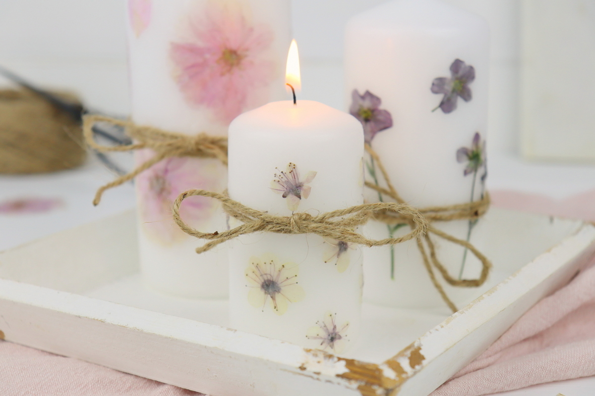 DIY Kerze mit getrockneten Blumen verziert