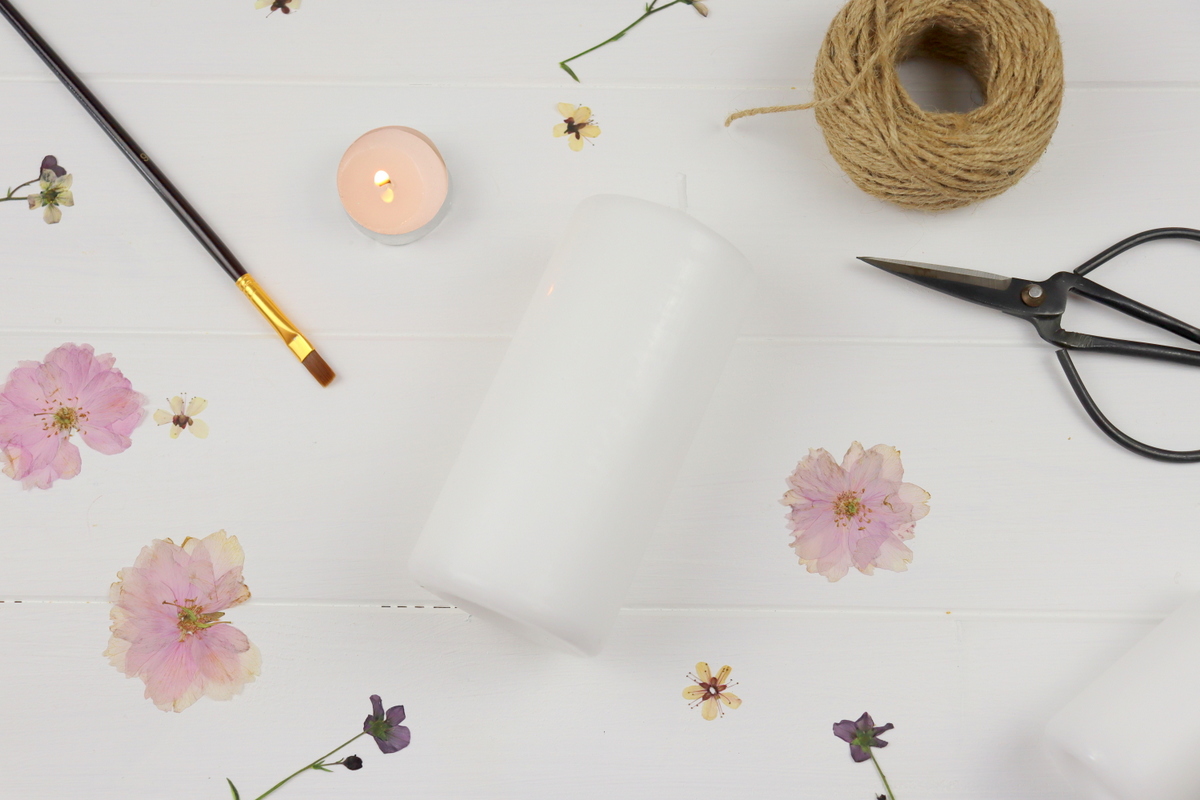 DIY Kerze mit getrockneten Blumen verziert