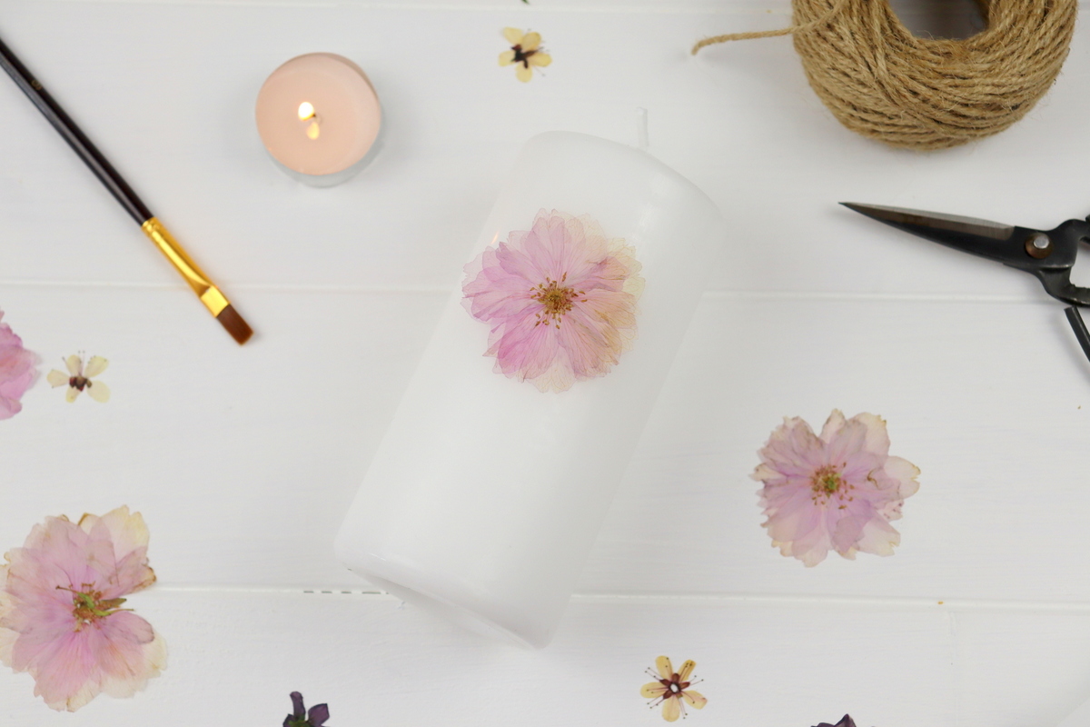 DIY Kerze mit getrockneten Blumen verziert