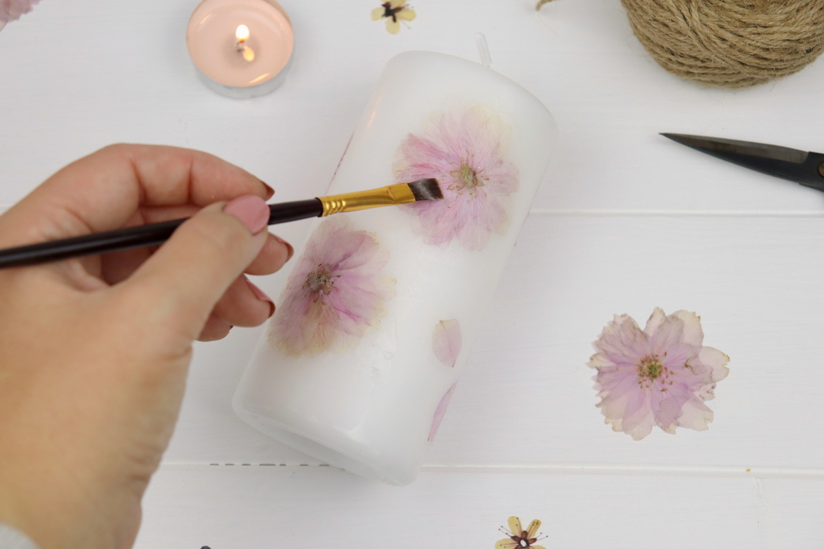 DIY Kerze mit getrockneten Blumen verziert
