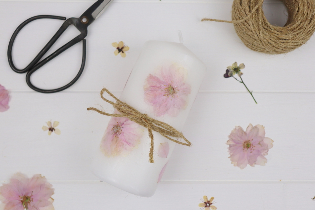 DIY Kerze mit getrockneten Blumen verziert
