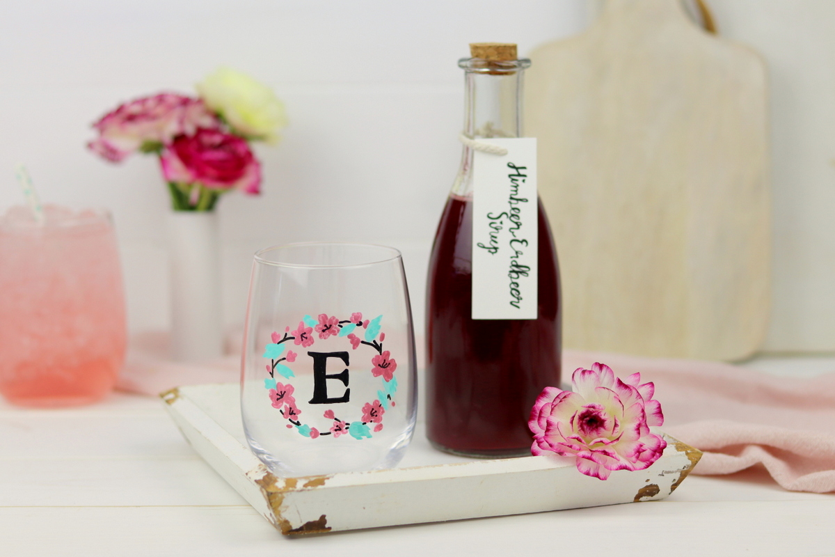 DIY bemalte Trinkgläser und selbstgemachtet Himbeer-Erdbeer-Sirup