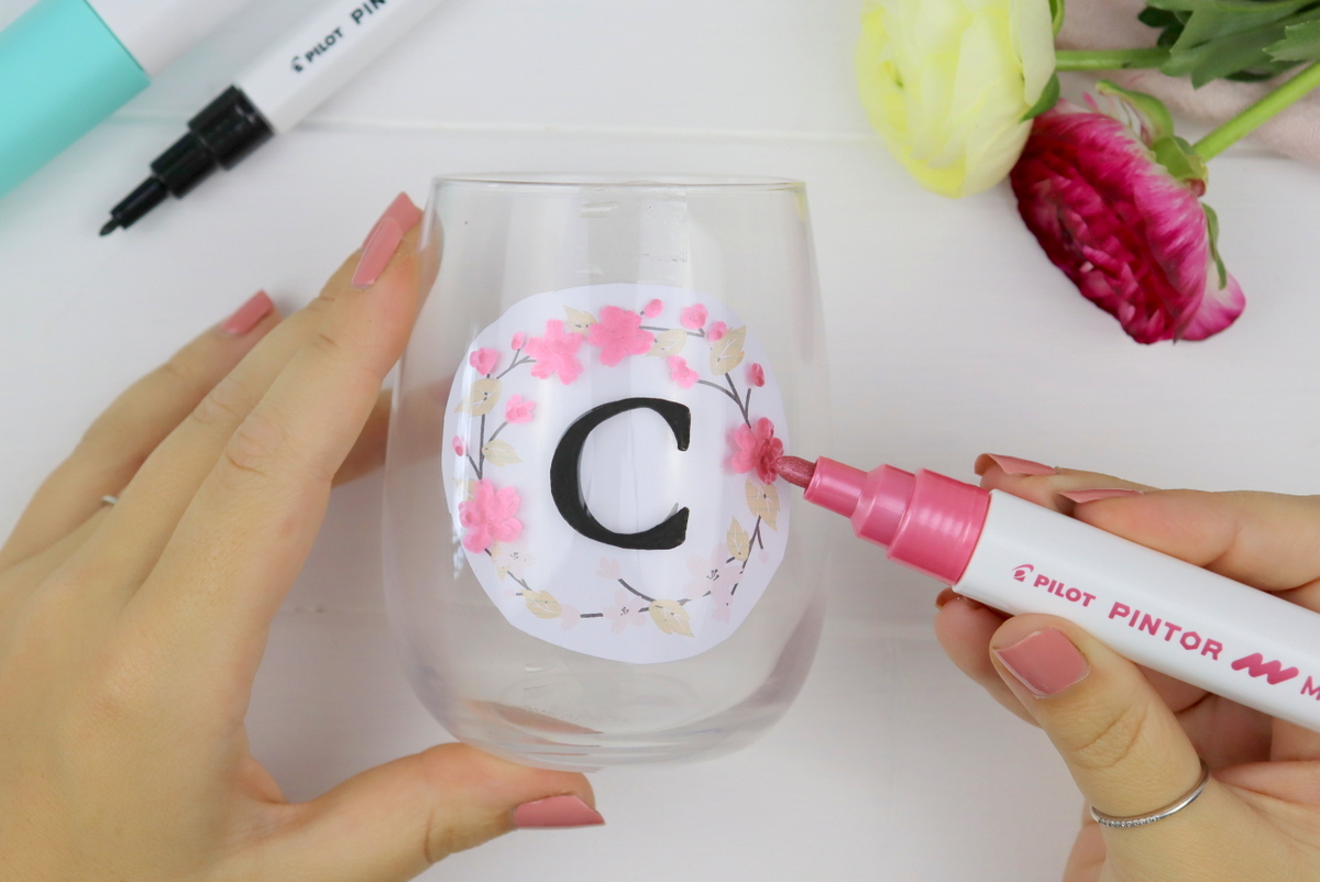 DIY bemalte Trinkgläser und selbstgemachtet Himbeer-Erdbeer-Sirup