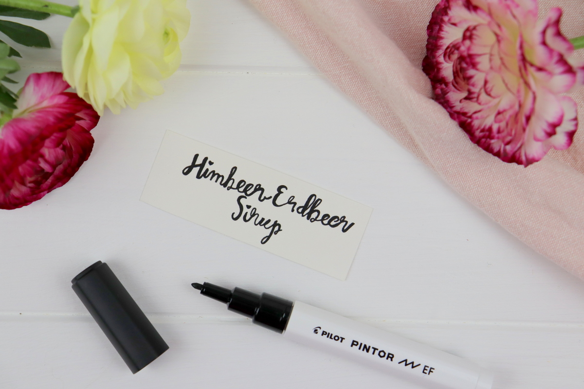 DIY bemalte Trinkgläser und selbstgemachtet Himbeer-Erdbeer-Sirup