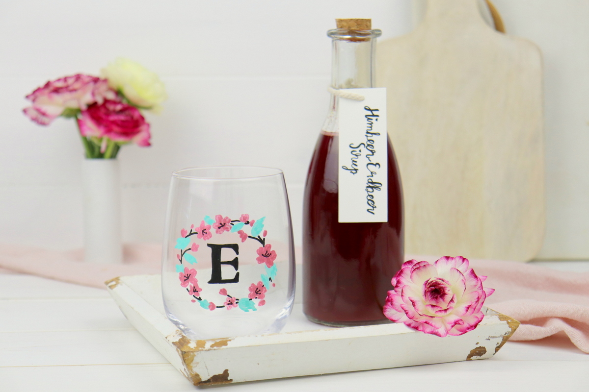DIY bemalte Trinkgläser und selbstgemachtet Himbeer-Erdbeer-Sirup