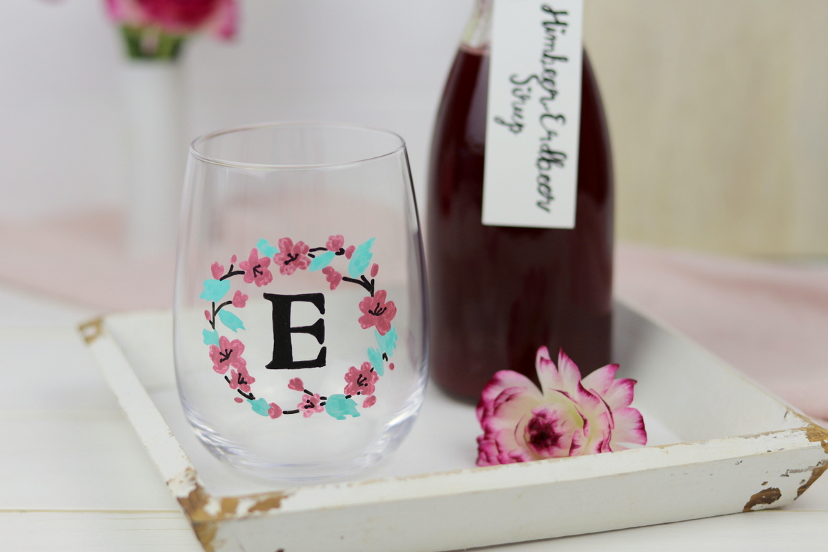 DIY bemalte Trinkgläser und selbstgemachtet Himbeer-Erdbeer-Sirup