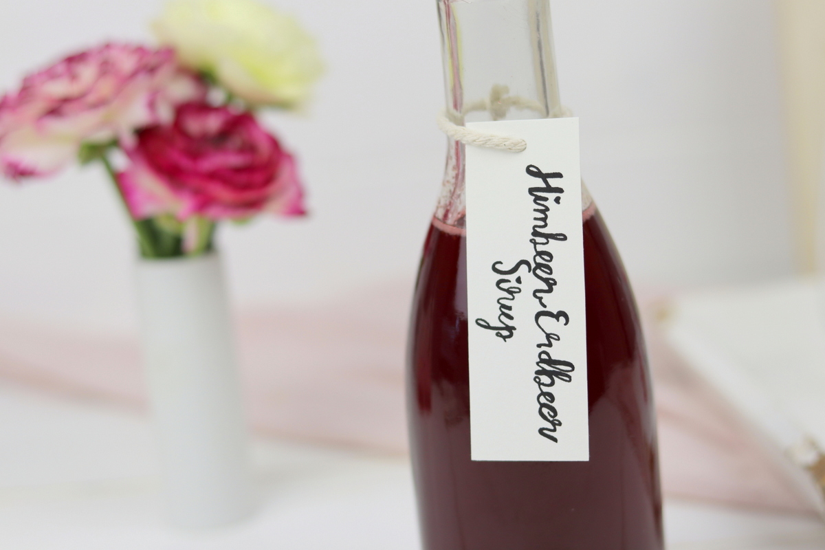 DIY bemalte Trinkgläser und selbstgemachtet Himbeer-Erdbeer-Sirup
