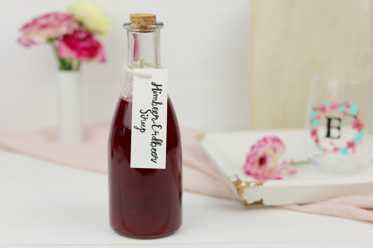 DIY bemalte Trinkgläser und selbstgemachtet Himbeer-Erdbeer-Sirup