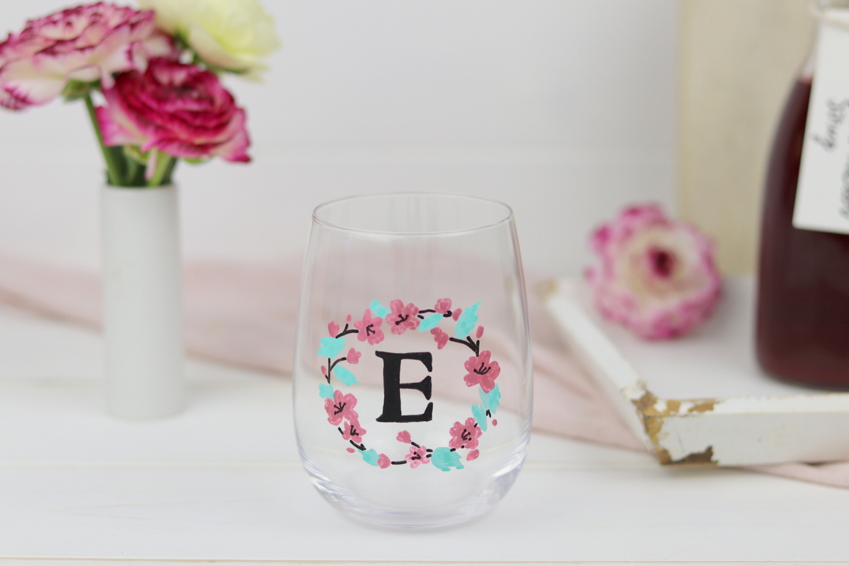 DIY bemalte Trinkgläser und selbstgemachtet Himbeer-Erdbeer-Sirup