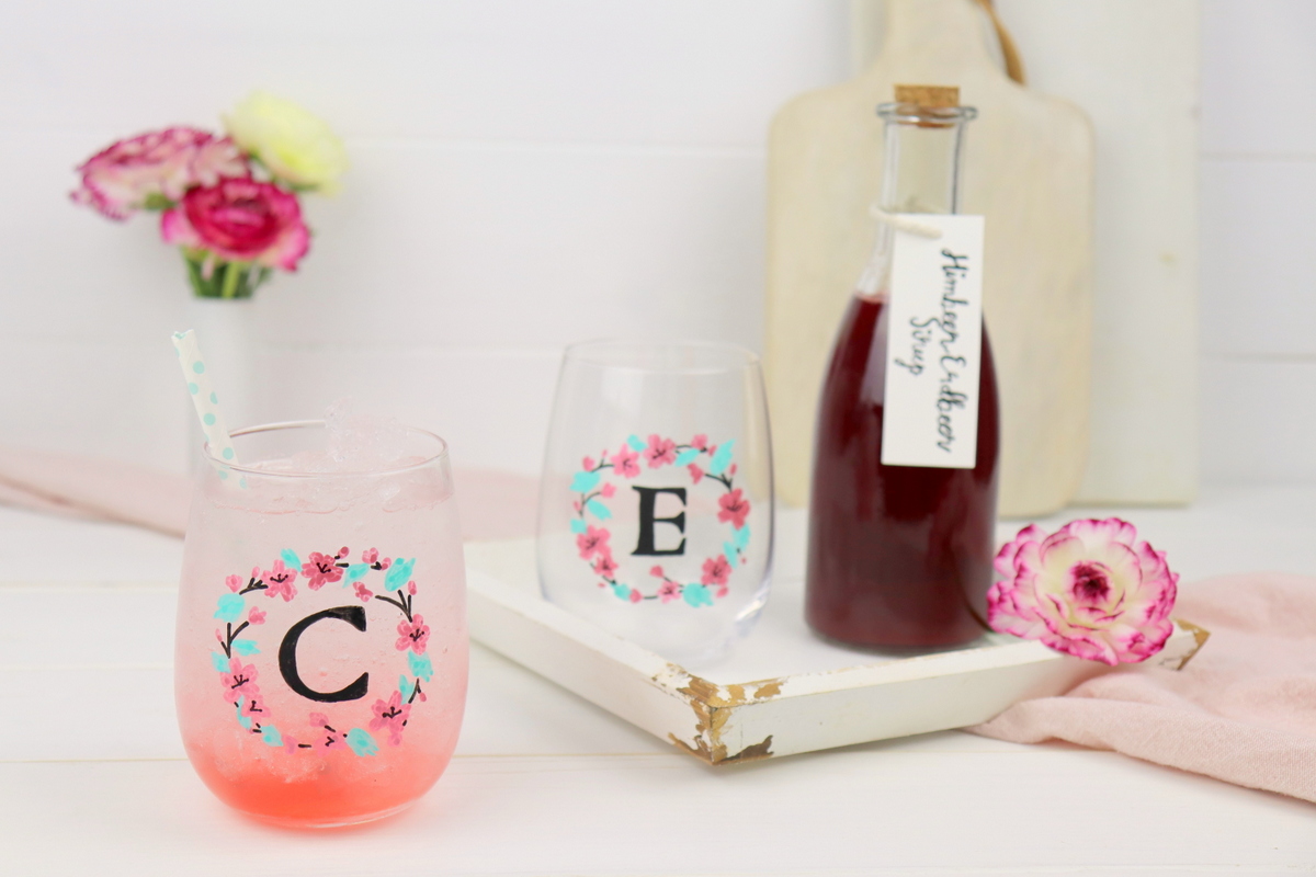DIY bemalte Trinkgläser und selbstgemachtet Himbeer-Erdbeer-Sirup