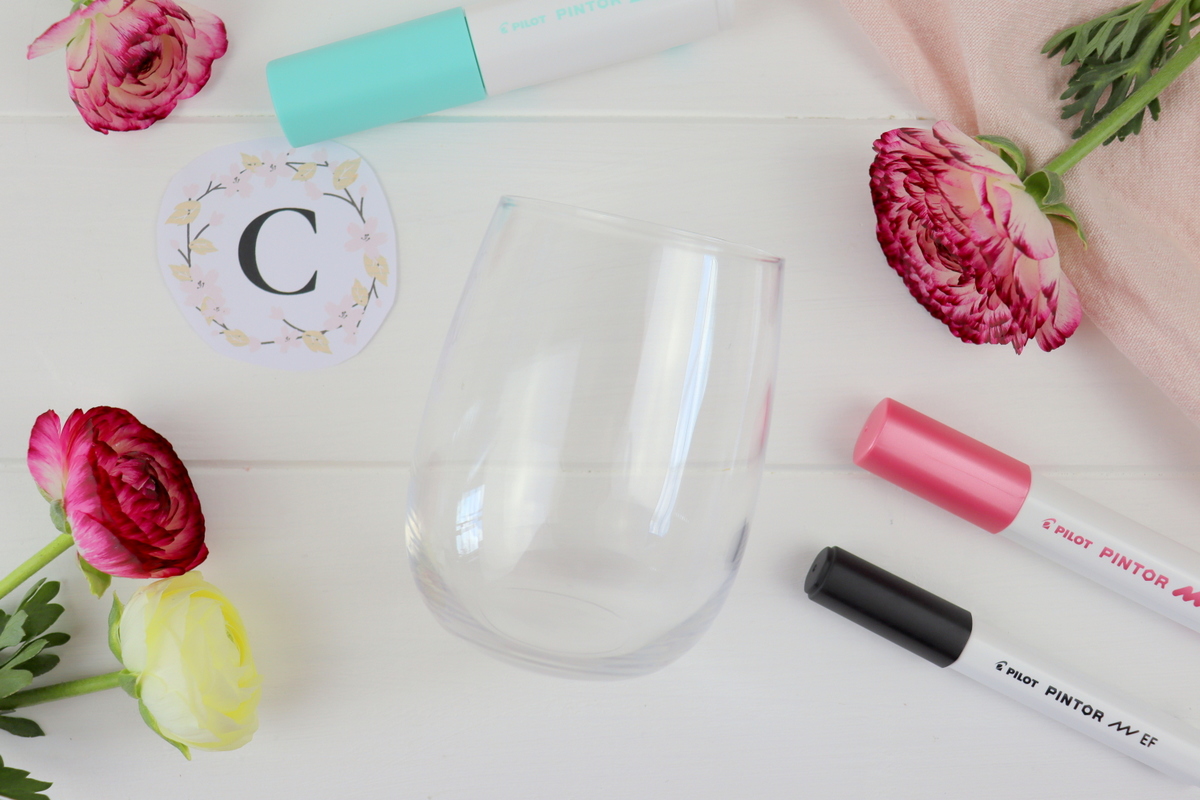 DIY bemalte Trinkgläser und selbstgemachtet Himbeer-Erdbeer-Sirup