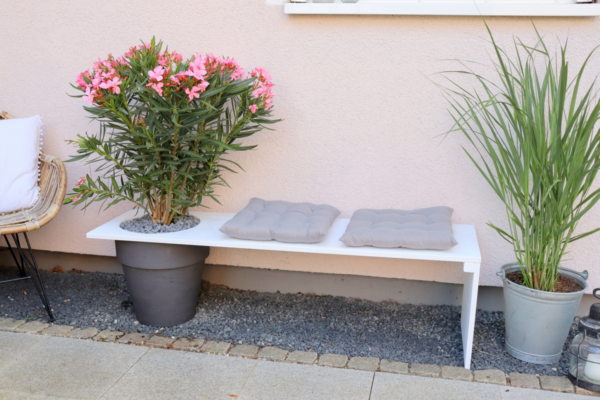 DIY - selbstgebaute Gartenbank mit Blumentopf