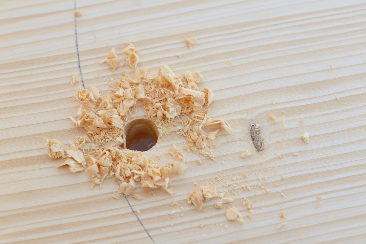 DIY - selbstgebaute Gartenbank mit Blumentopf