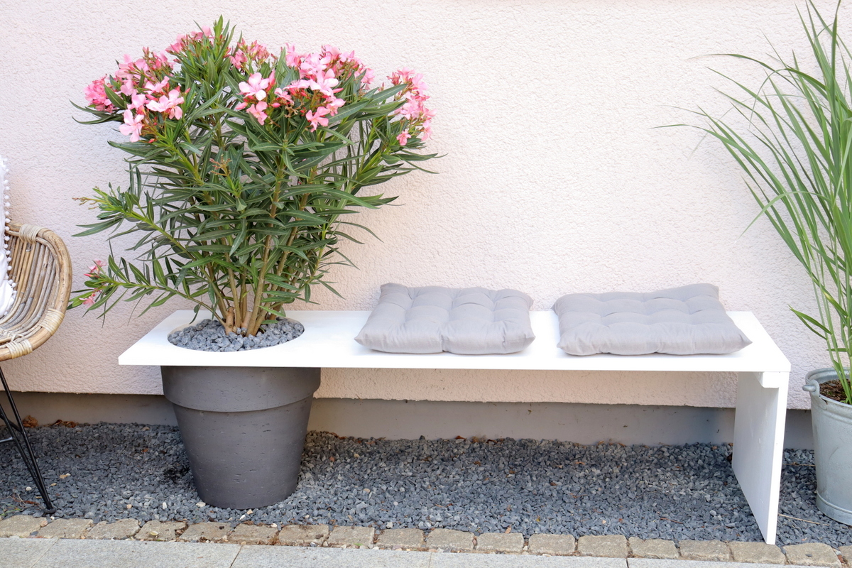 DIY - selbstgebaute Gartenbank mit Blumentopf