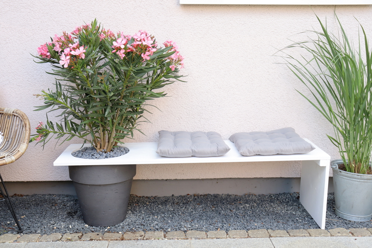 DIY - selbstgebaute Gartenbank mit Blumentopf