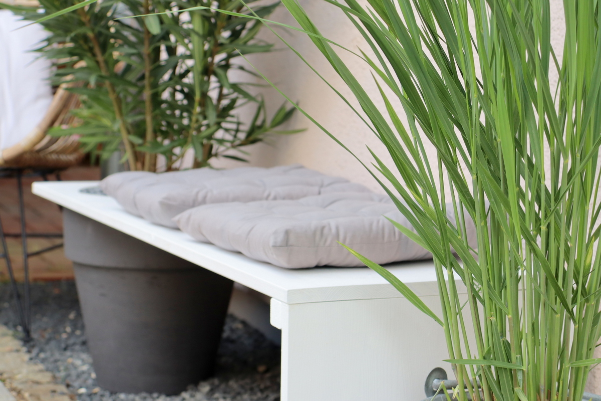 DIY - selbstgebaute Gartenbank mit Blumentopf
