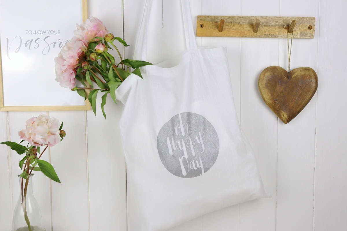 DIY selbstgemachte Siebdrucktasche mit Siebdruckschablone