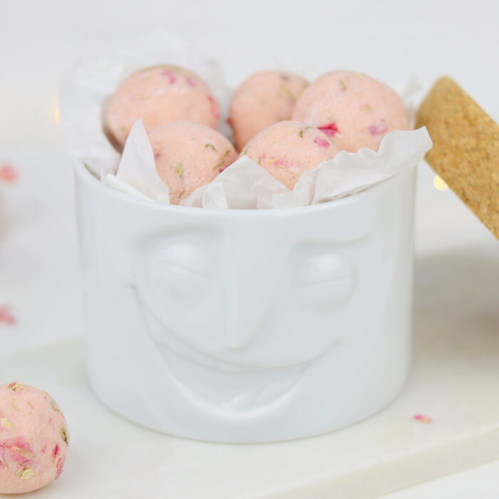 Selbstgemachte Badekugeln mit Blüten