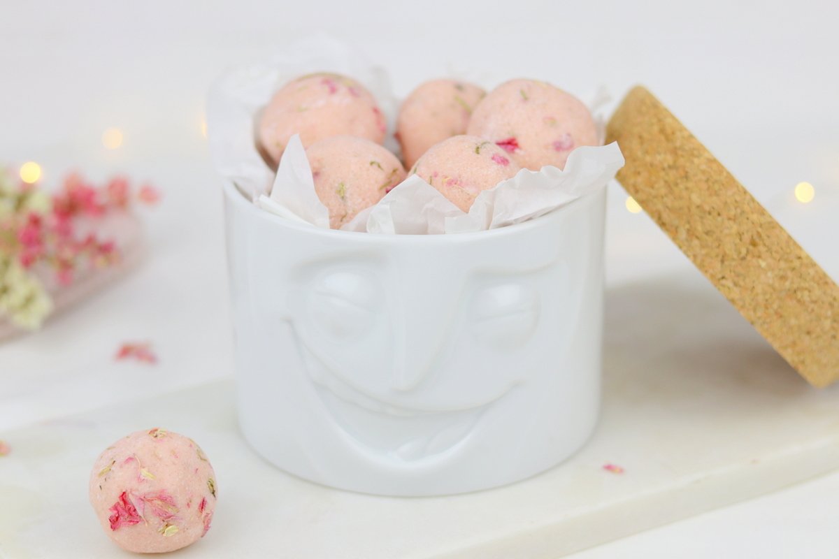 Selbstgemachte Badekugeln mit Blüten