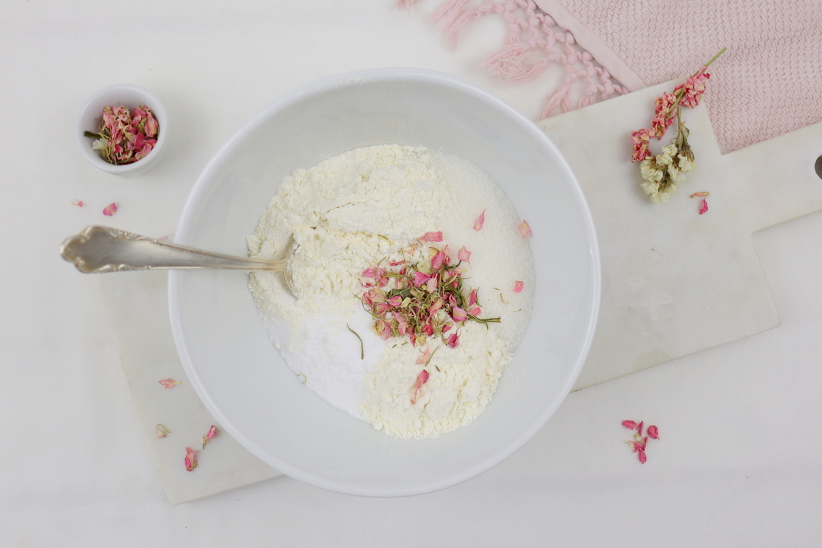 Selbstgemachte Badekugeln mit Blüten