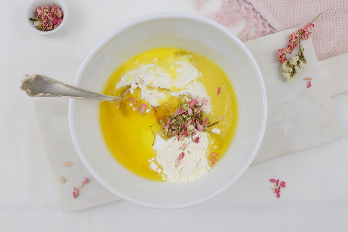 Selbstgemachte Badekugeln mit Blüten