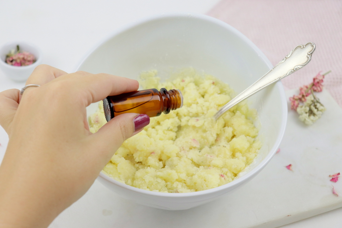 Selbstgemachte Badekugeln mit Blüten