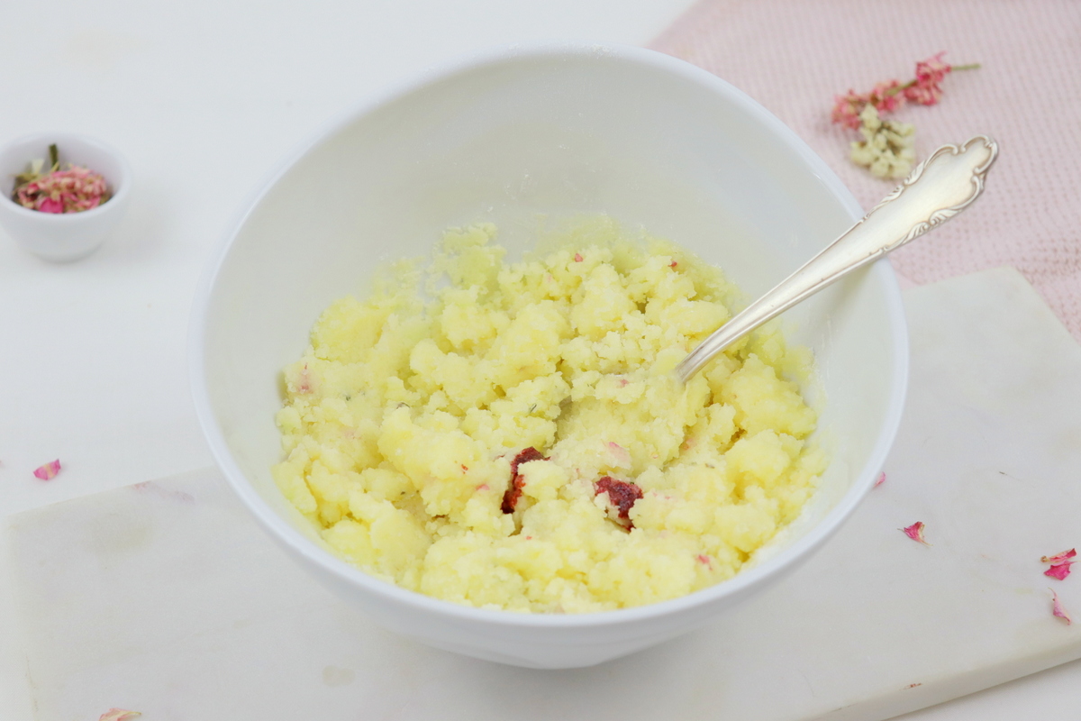 Selbstgemachte Badekugeln mit Blüten