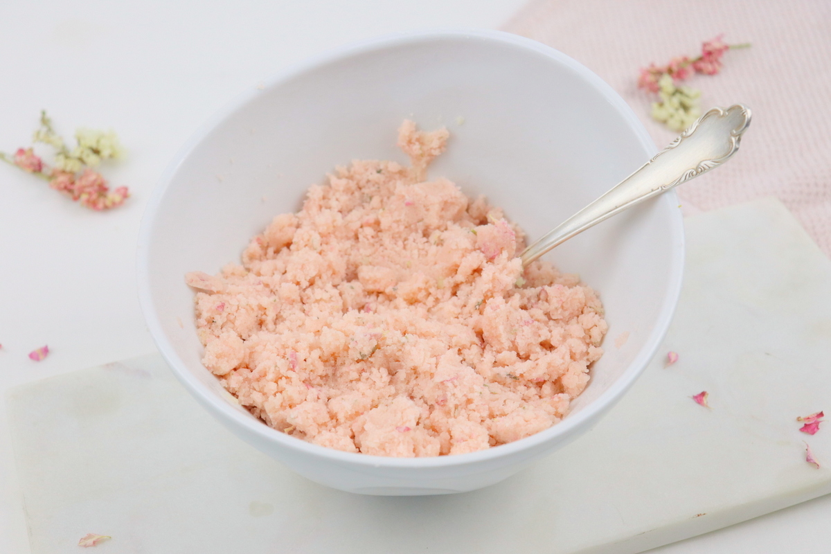 Selbstgemachte Badekugeln mit Blüten