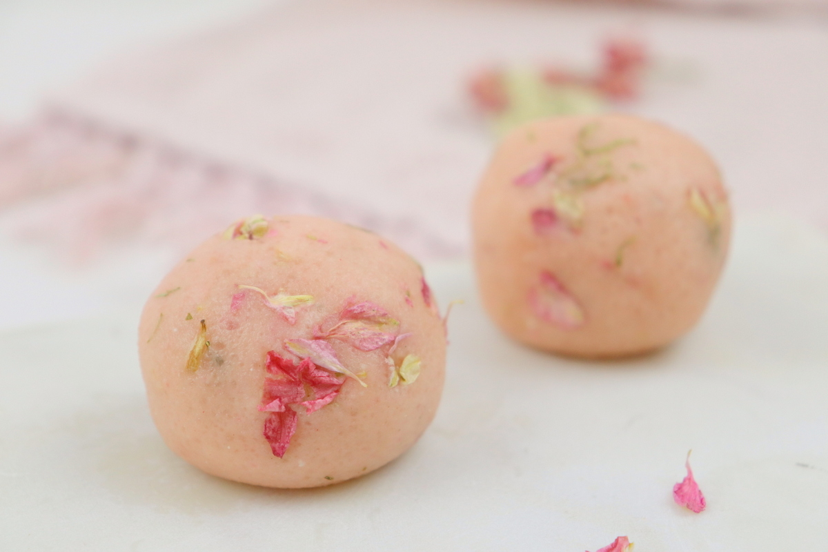Selbstgemachte Badekugeln mit Blüten