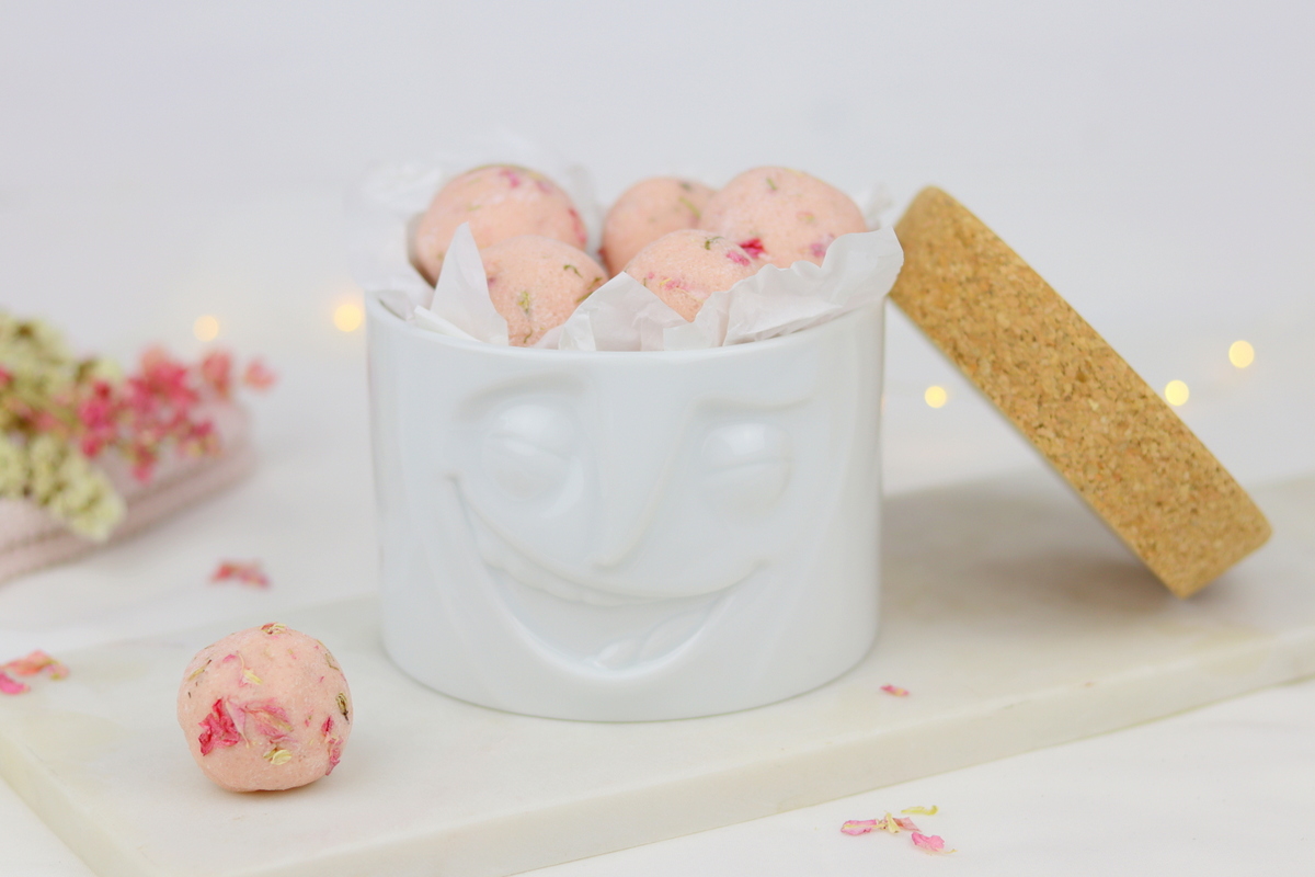 Selbstgemachte Badekugeln mit Blüten