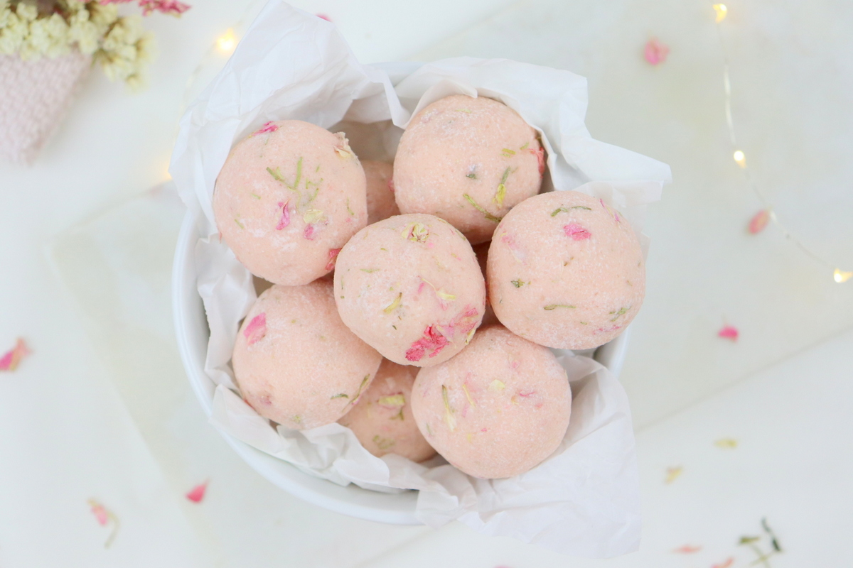 Selbstgemachte Badekugeln mit Blüten