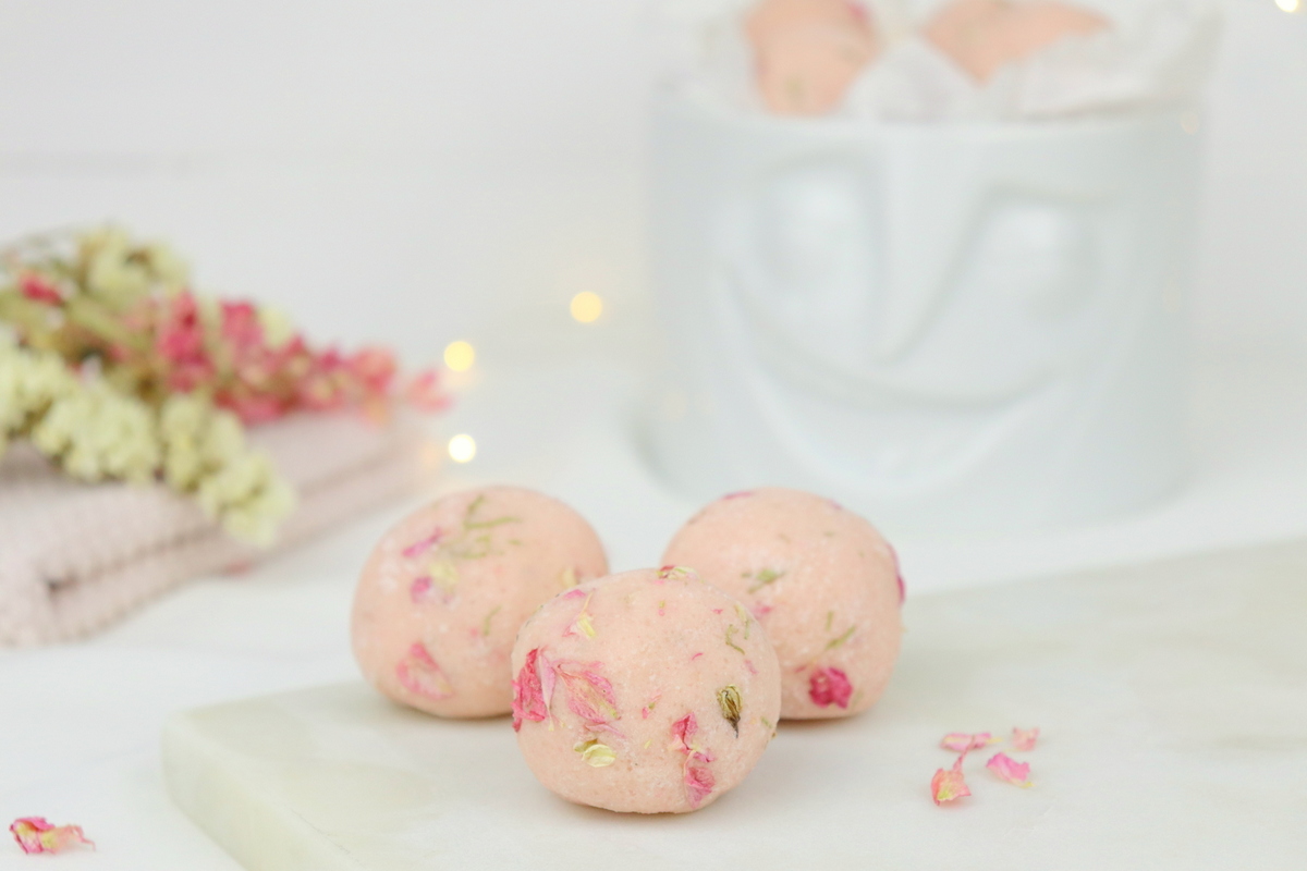 Selbstgemachte Badekugeln mit Blüten