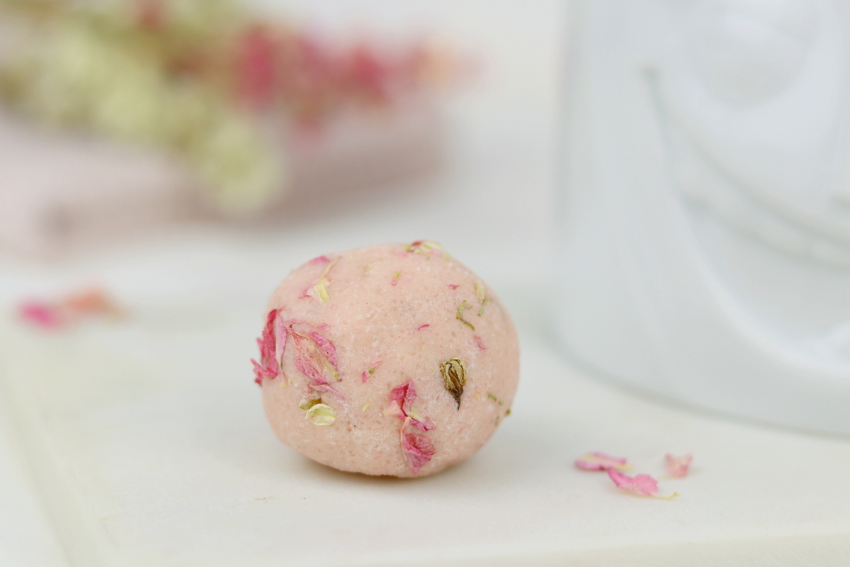 Selbstgemachte Badekugeln mit Blüten
