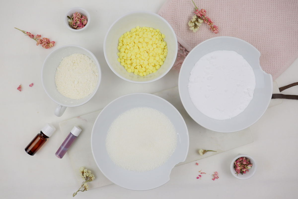 Selbstgemachte Badekugeln mit Blüten