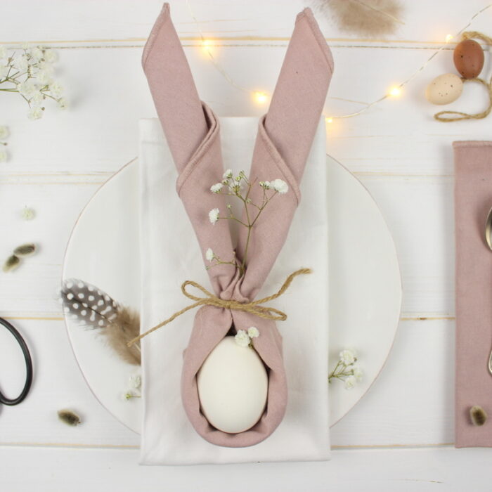 DIY – Servietten zu Hasenohren falten – perfekte Deko für den Ostertisch
