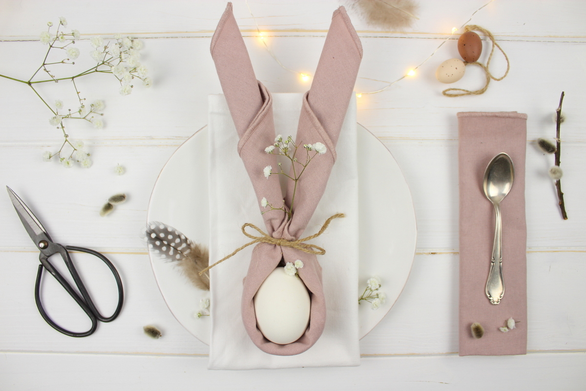 Tischdeko Osterhasen zu Oster, gefaltete Servietten