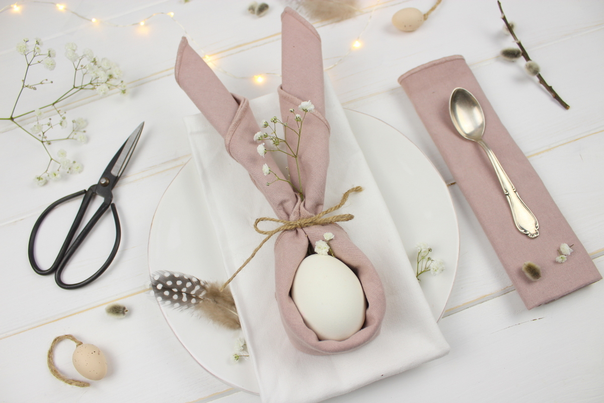 Tischdeko Osterhasen zu Oster, gefaltete Servietten
