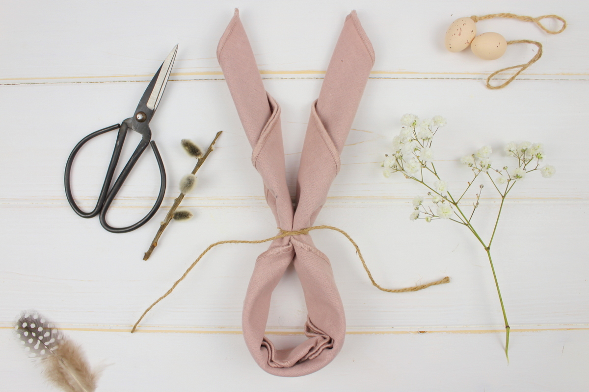 Tischdeko Osterhasen zu Oster, gefaltete Servietten