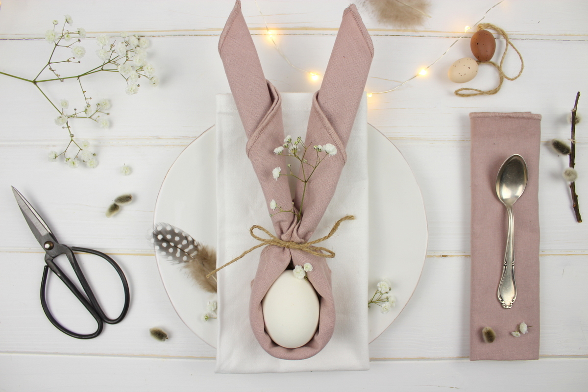 Tischdeko Osterhasen zu Oster, gefaltete Servietten