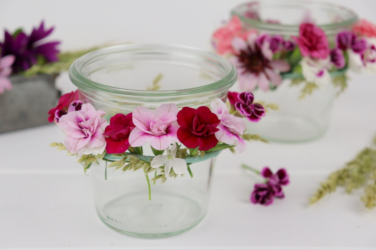 Windlichter mit Blumen / Blumenkranz verzieren