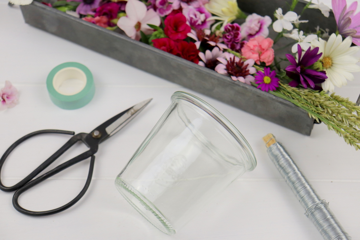 Windlichter mit Blumen / Blumenkranz verzieren