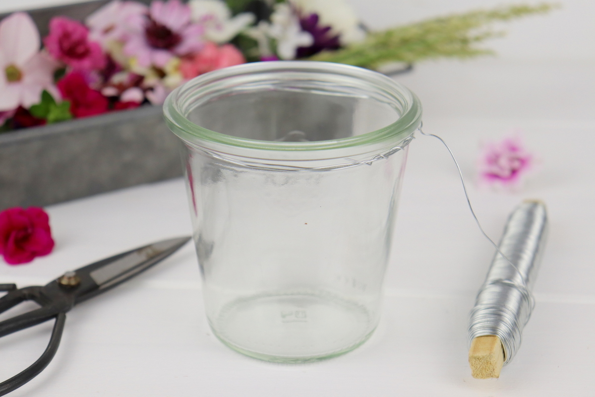 Windlichter mit Blumen / Blumenkranz verzieren