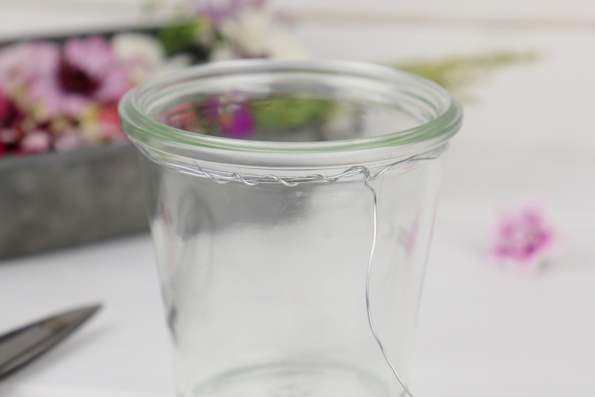 Windlichter mit Blumen / Blumenkranz verzieren