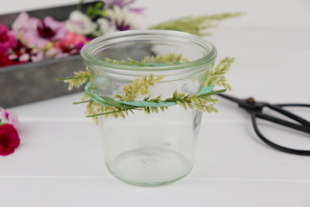 Windlichter mit Blumen / Blumenkranz verzieren