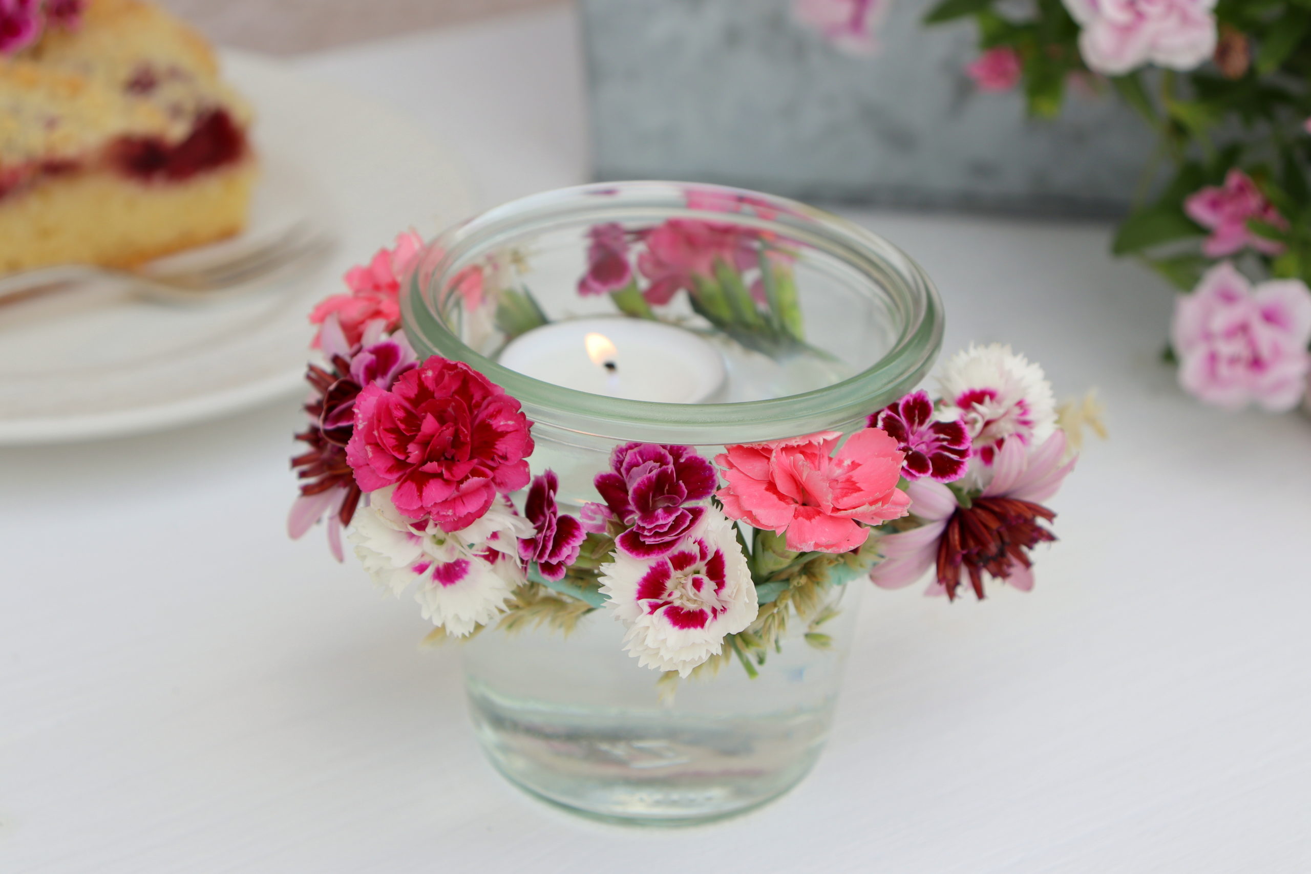 Windlichter mit Blumen / Blumenkranz verzieren